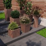 Бетонне кашпо для квітів коричневе