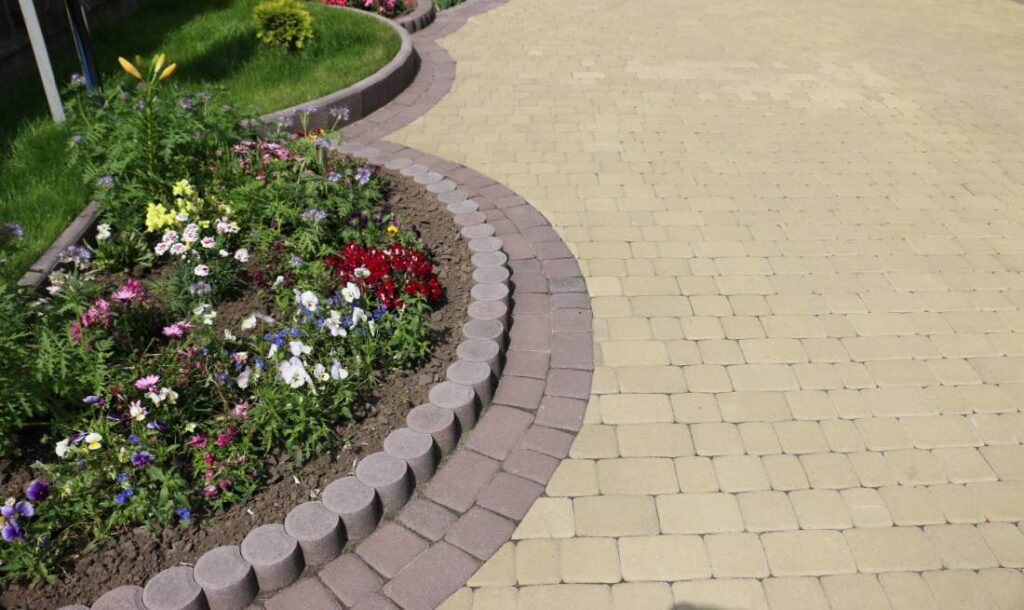 Бордюр для клумби, палісад круглий фото