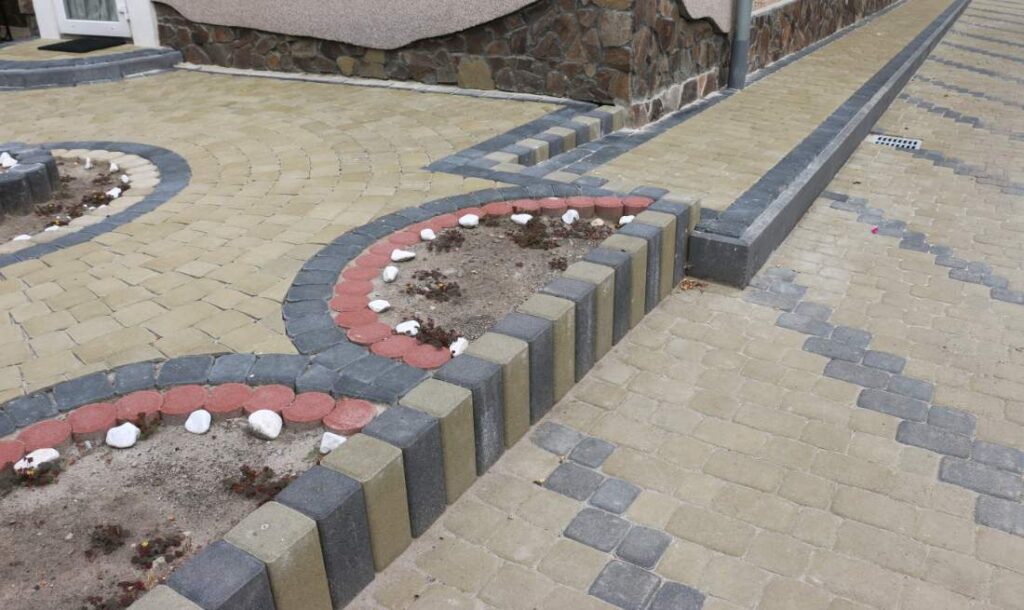 Бордюр для клумби, палісад круглий фото