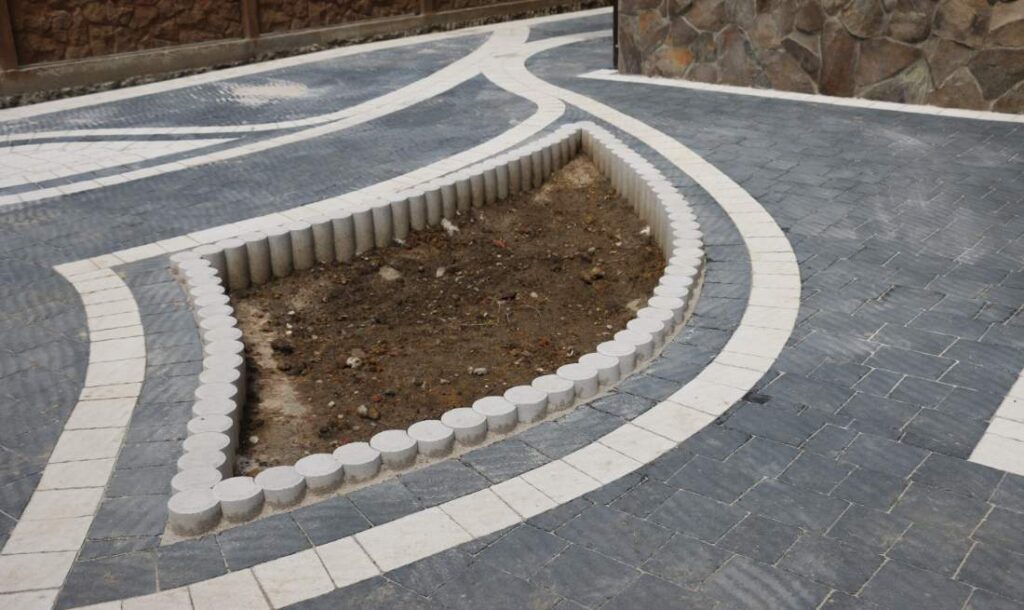 Бордюр для клумби, палісад круглий фото