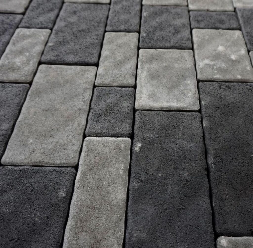 Бруківка на подвір'я Кастелло