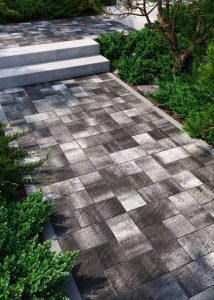 Бруківка з каменю сіра з чорним, стилізація Носталіт Антрацит