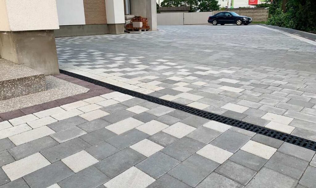 Бруківка Новатор