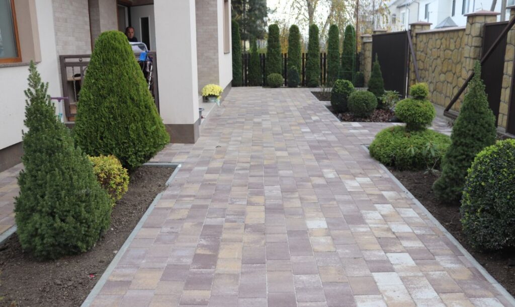 Бруківка Новатор