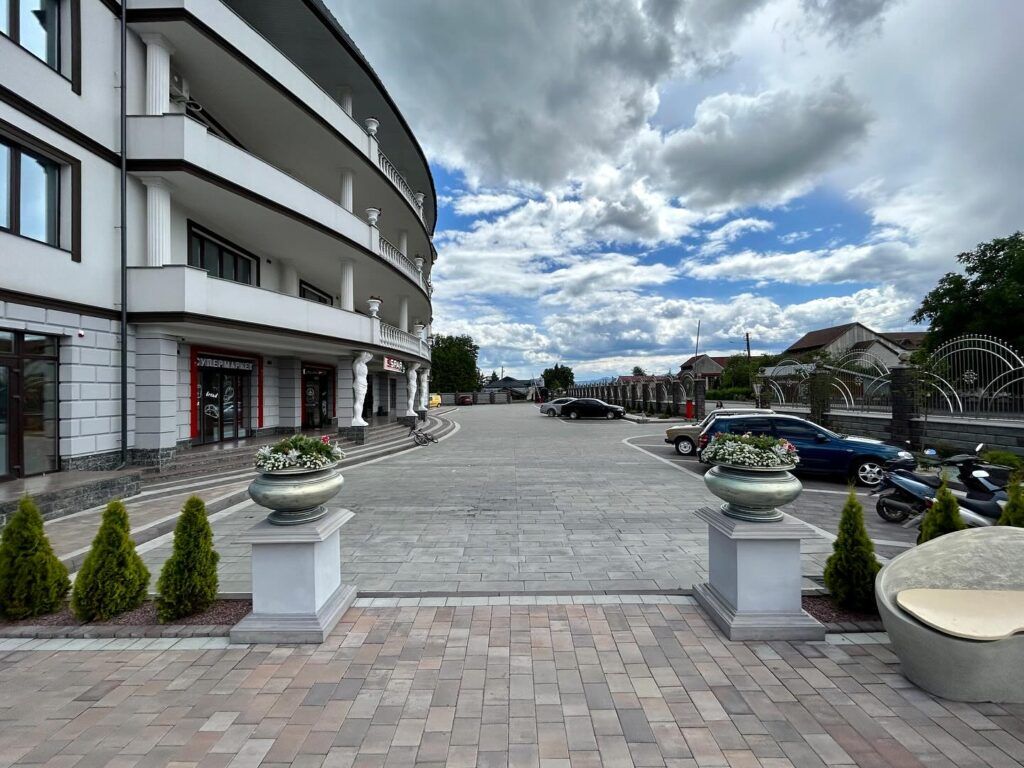 Бруківка на паркінгу